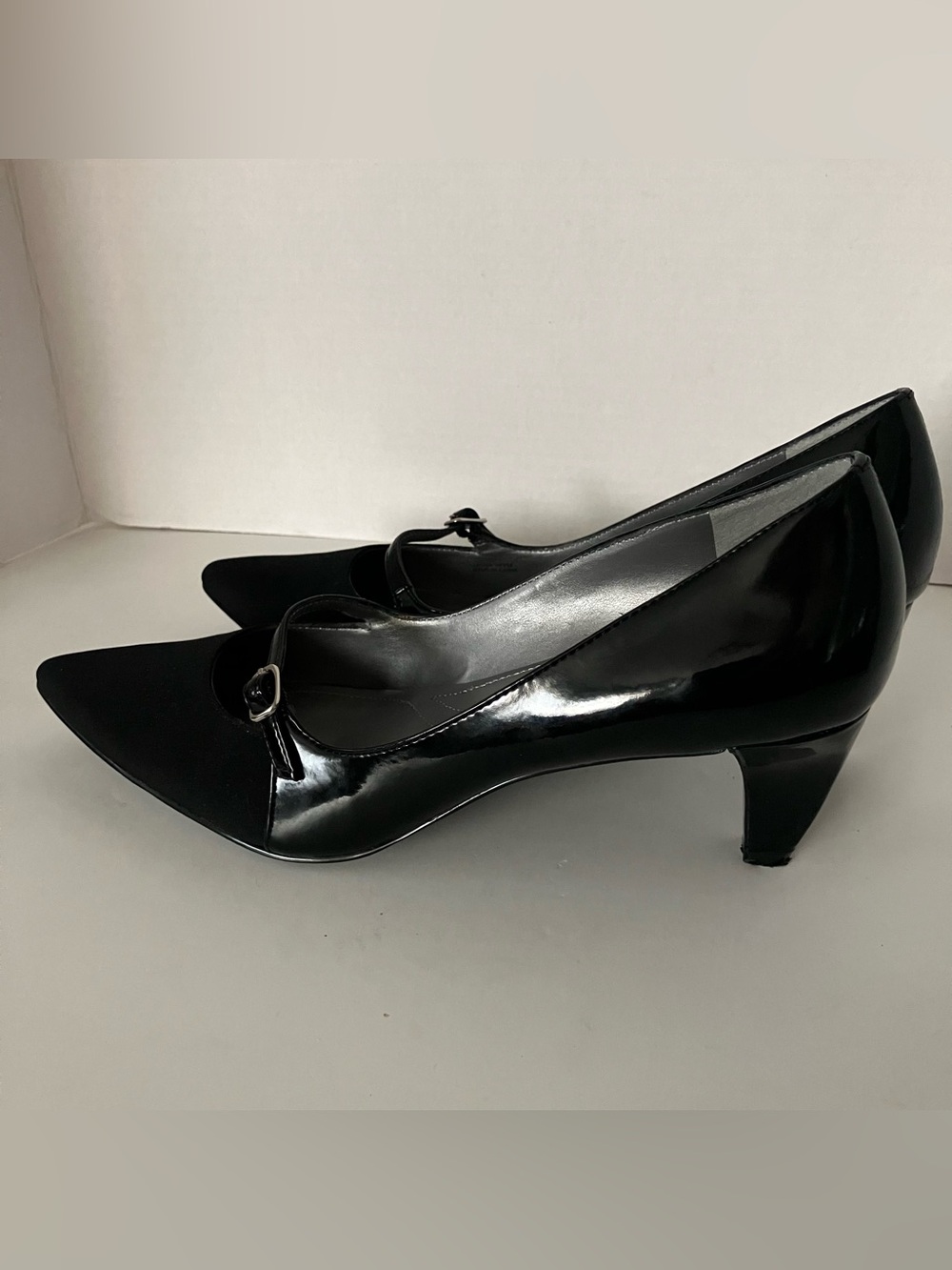 TAHARI Melanie Black Patent Leather Mary Jane Pumps Cone Kitten Heels EUC US 10